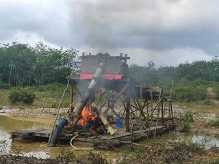 Personil Sat Reskrim Polres Kuansing dan Polsek Kuantan Hilir Musnahkan Dua Unit Rakit PETI Di Desa 
